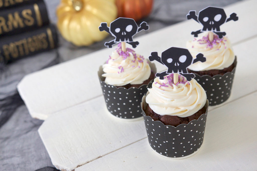 Halloween cupcake toppers shaped as skulls