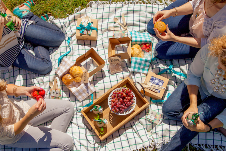 5 amazing picnic projects: from cardboard picnic boxes to cutlery