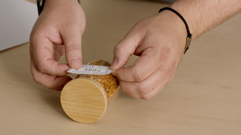 placing label on the spice jar