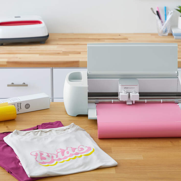 Cricut Explore™ 3 + Essentials Materials Bundle Cricut Explore™ 3 + Essentials Materials Bundle
