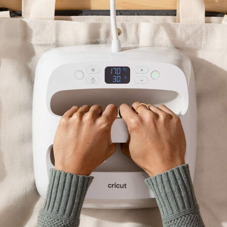 Cricut EasyPress SE aplicando calor sobre proyecto textil
