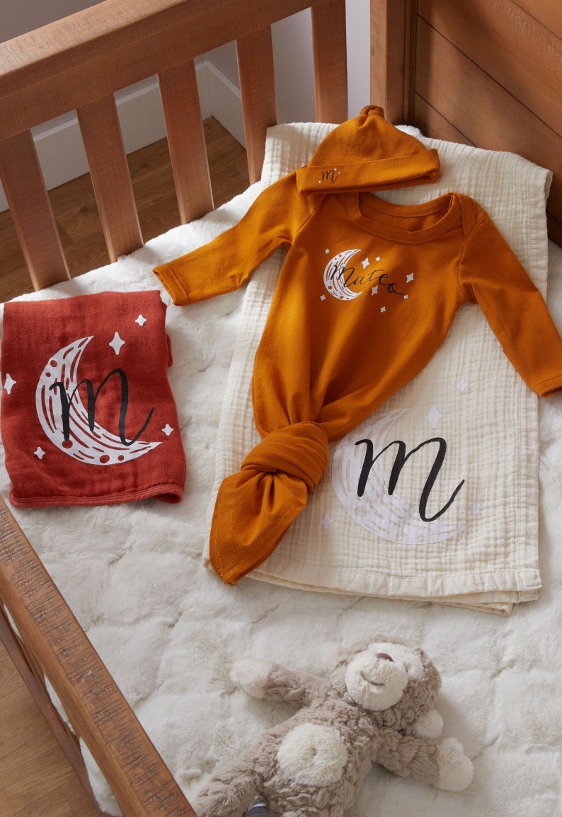 Baby clothing and blanket set