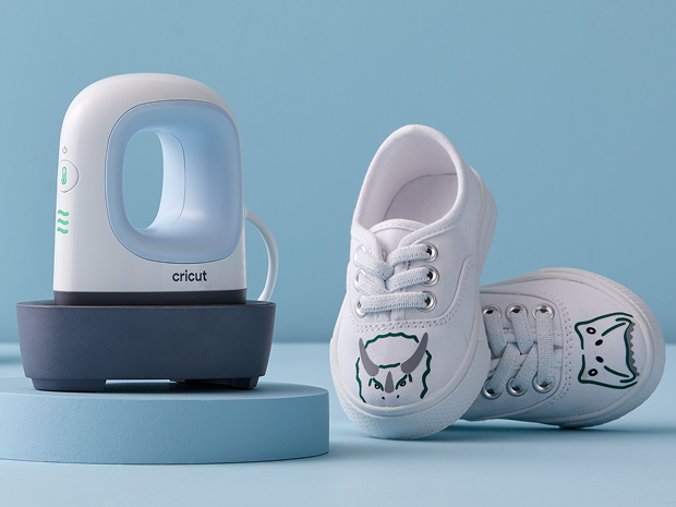 Cricut Explore 3 smart cutting machine cutting blue vinyl
