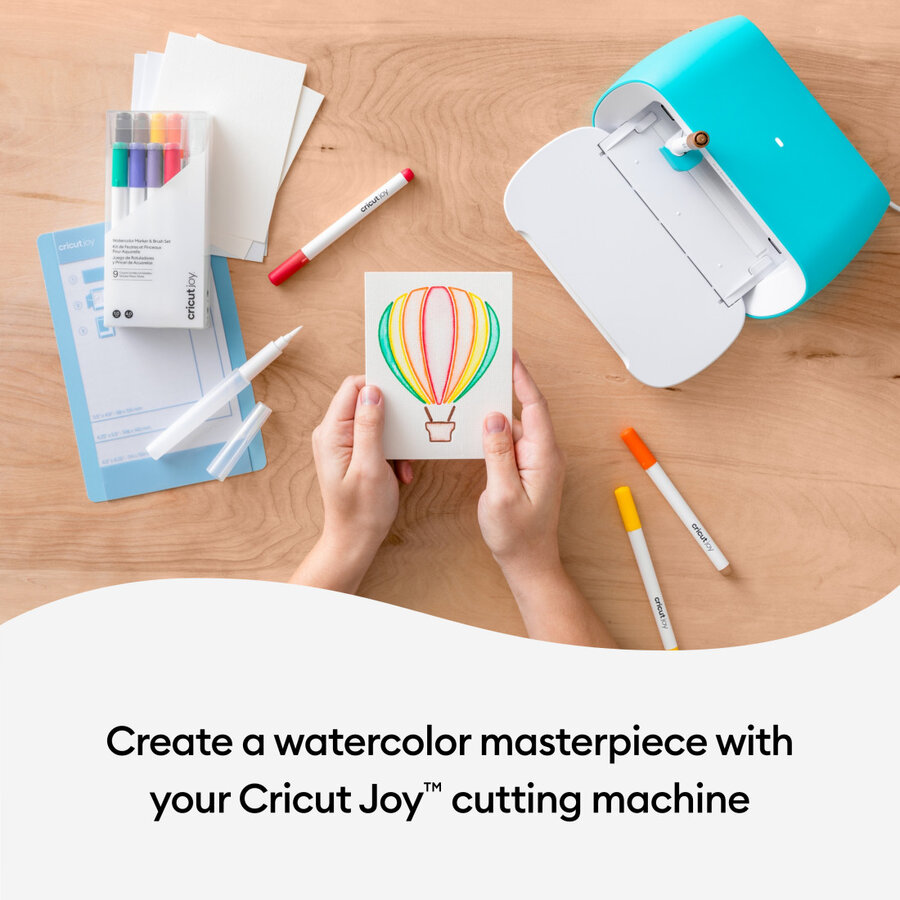 Proyecto creativo con tarjetas Cricut Watercolor R20 y máquina Cricut Joy