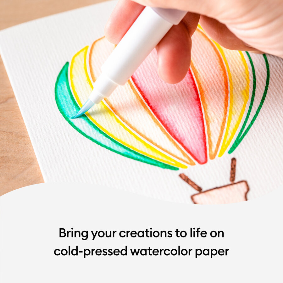 Aplicación de agua sobre diseño en tarjeta Cricut Watercolor R20